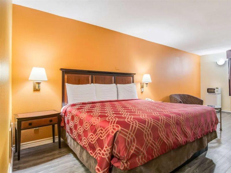 Econo Lodge At Six Flags Остелл Экстерьер фото