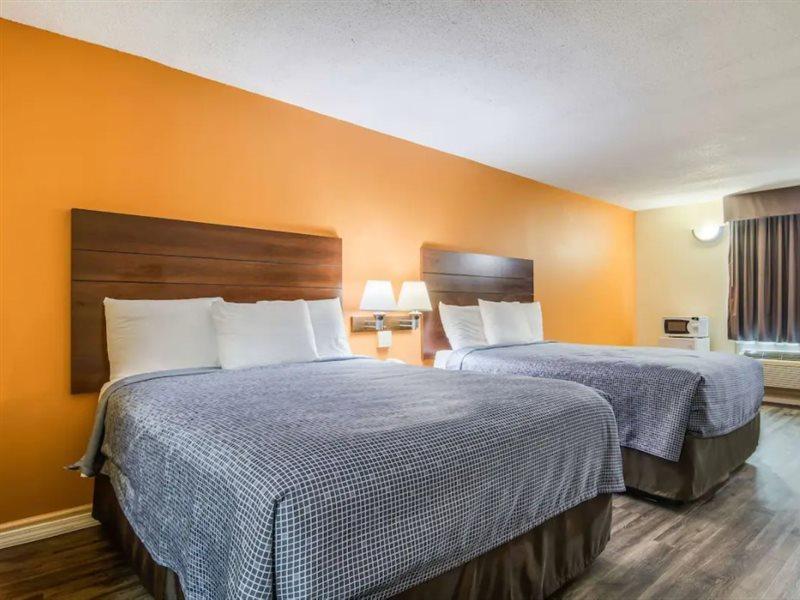 Econo Lodge At Six Flags Остелл Экстерьер фото