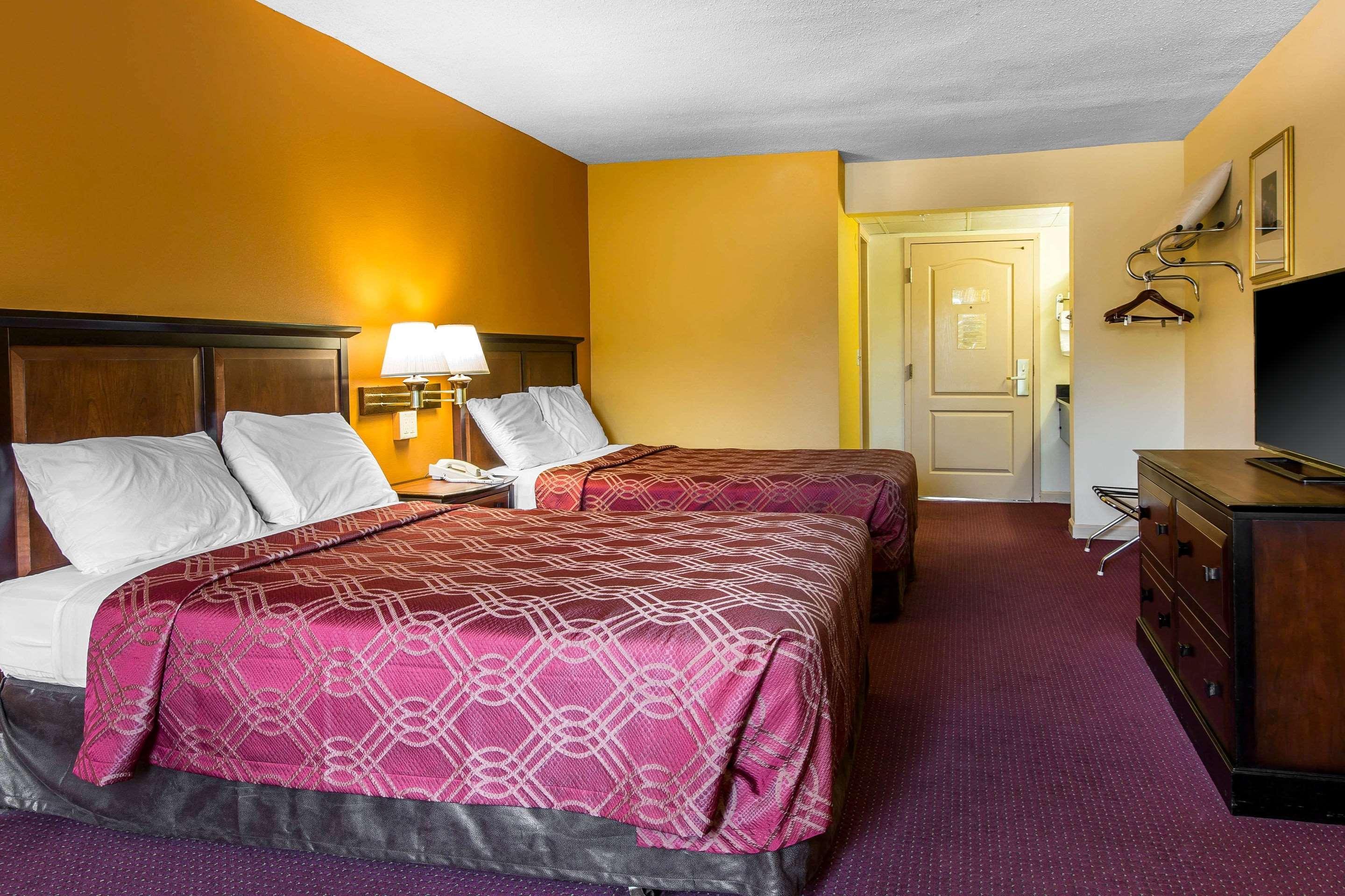 Econo Lodge At Six Flags Остелл Экстерьер фото
