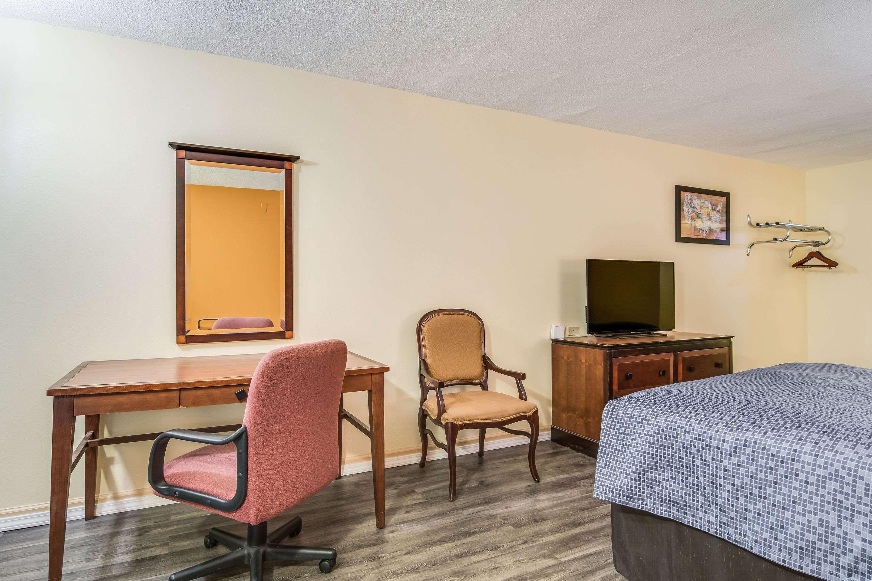 Econo Lodge At Six Flags Остелл Экстерьер фото