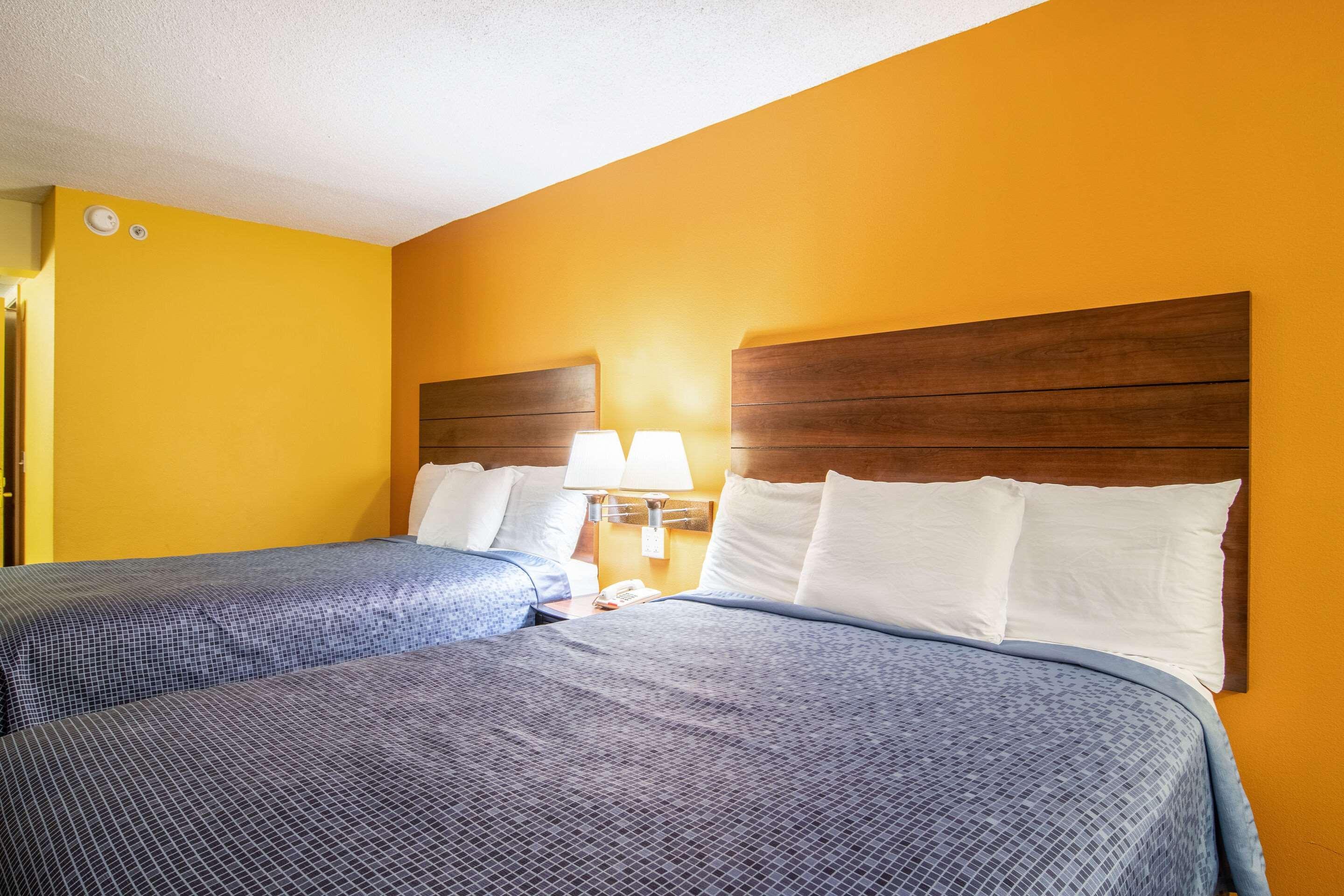 Econo Lodge At Six Flags Остелл Экстерьер фото