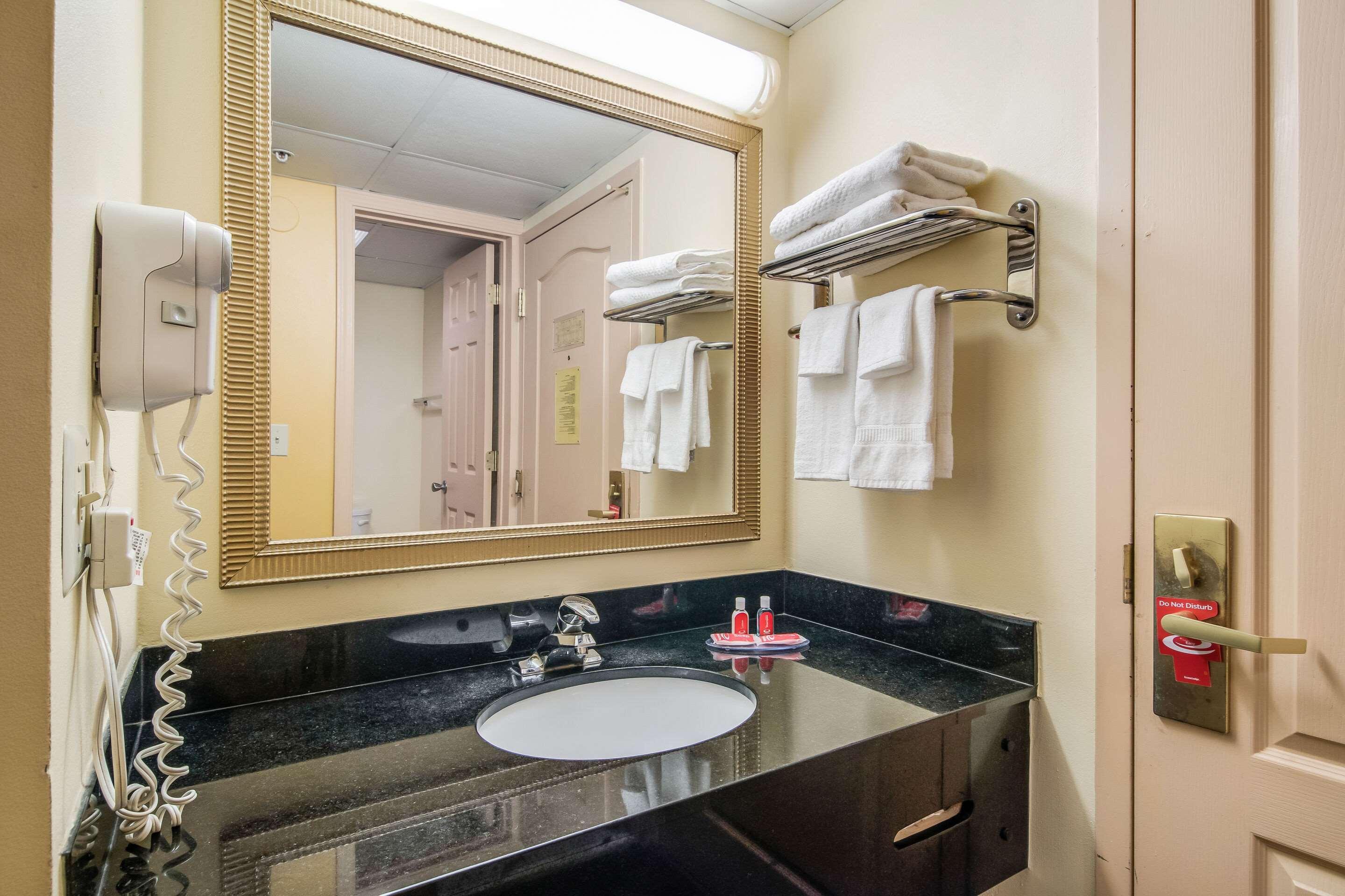 Econo Lodge At Six Flags Остелл Экстерьер фото