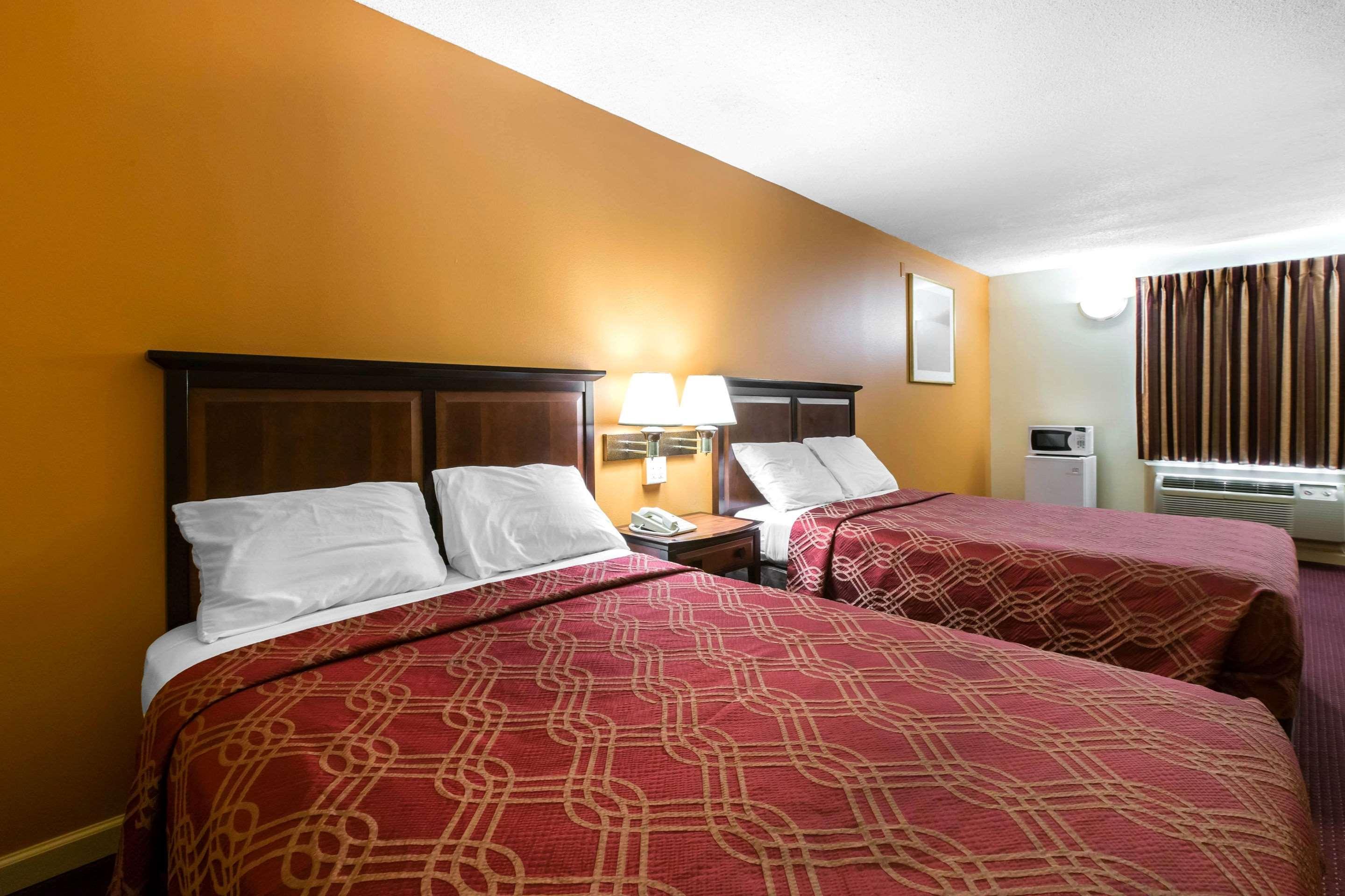 Econo Lodge At Six Flags Остелл Экстерьер фото