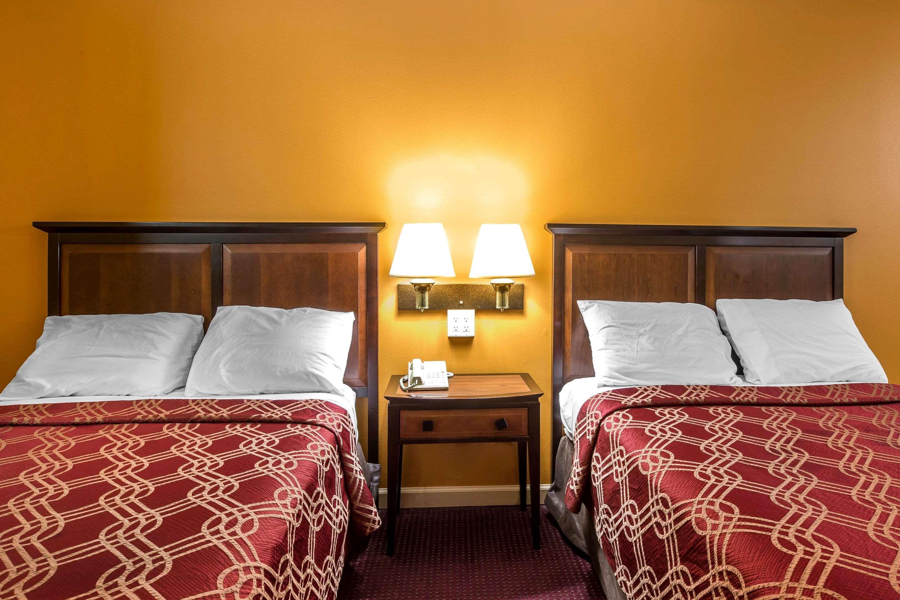 Econo Lodge At Six Flags Остелл Экстерьер фото