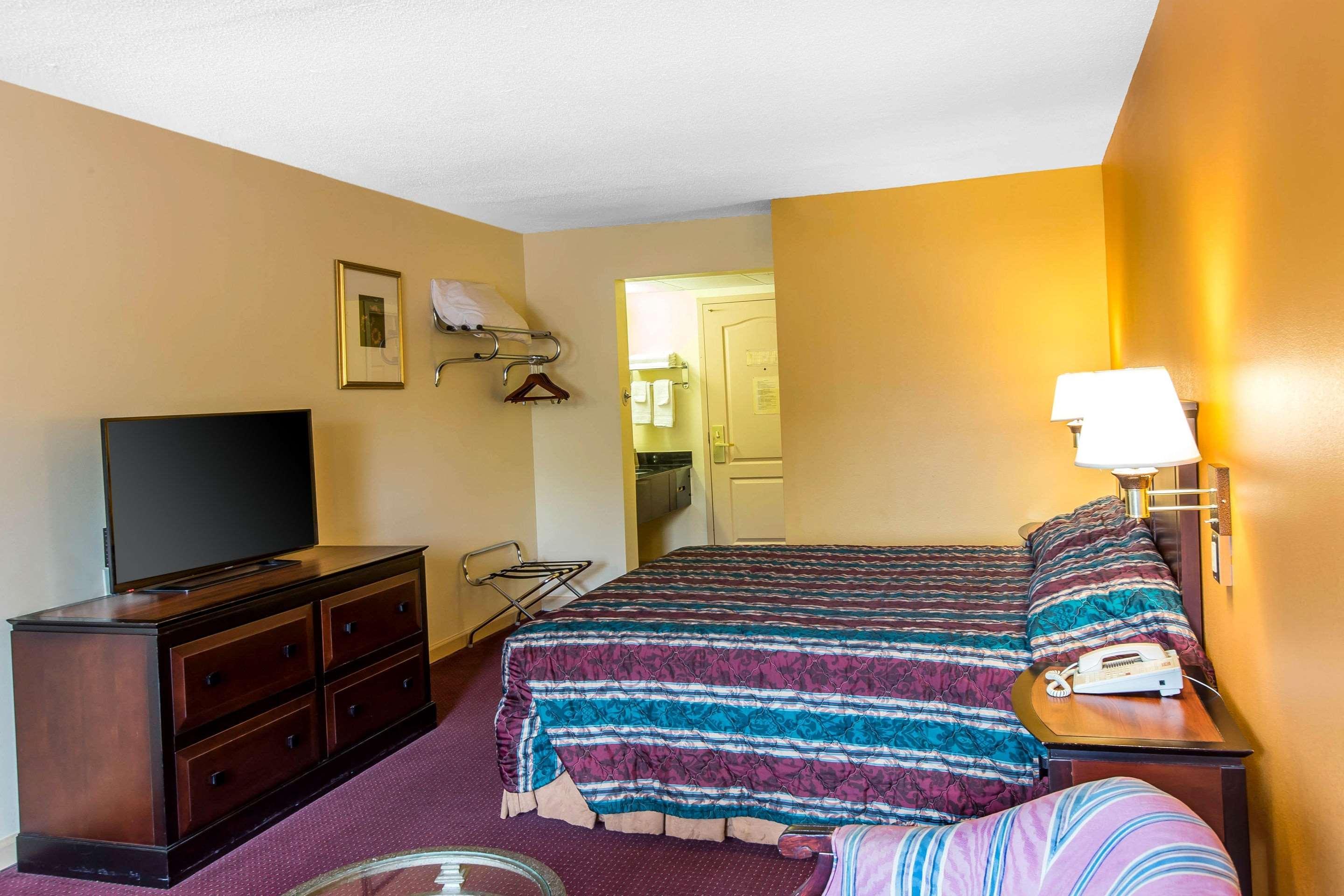 Econo Lodge At Six Flags Остелл Экстерьер фото