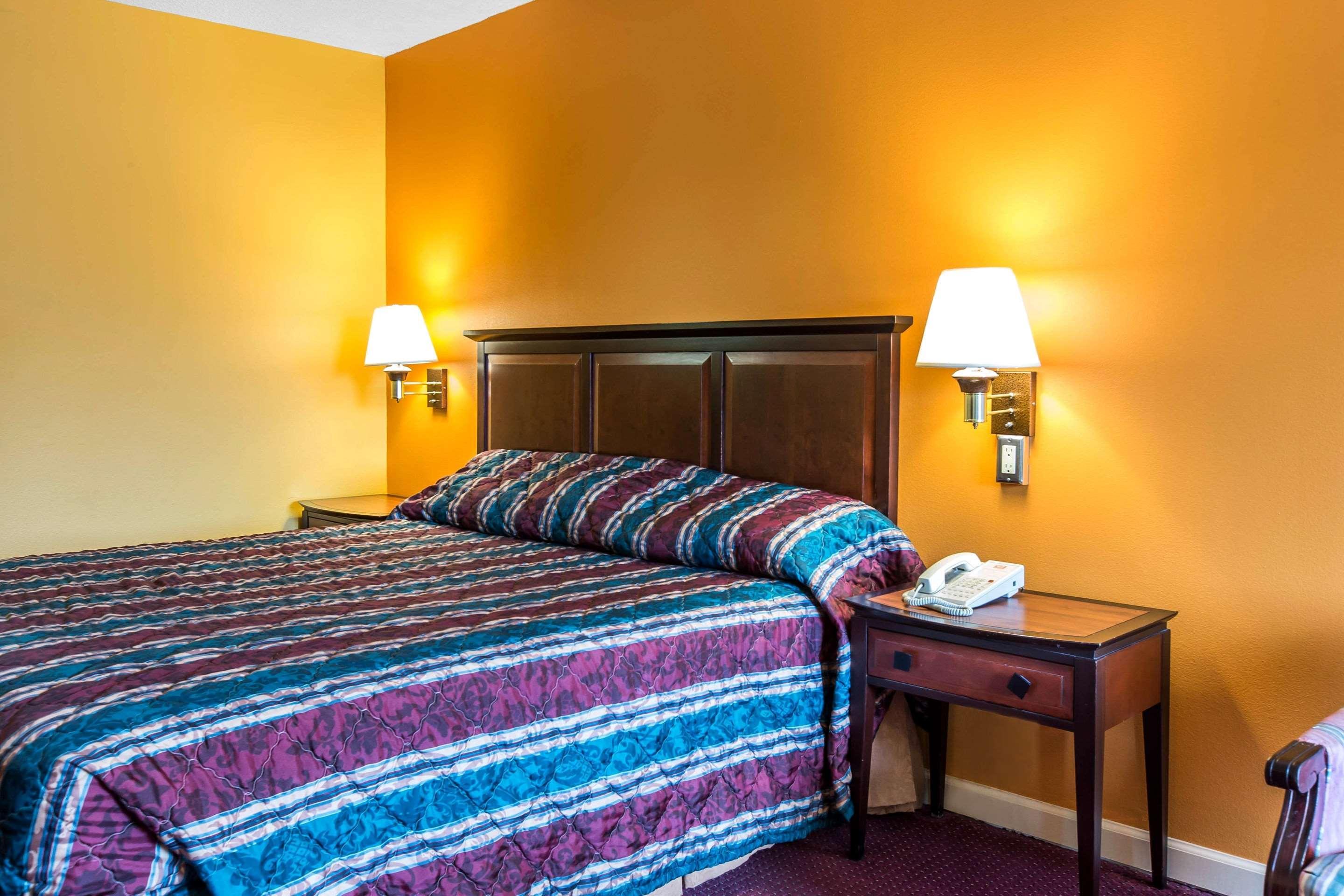 Econo Lodge At Six Flags Остелл Экстерьер фото