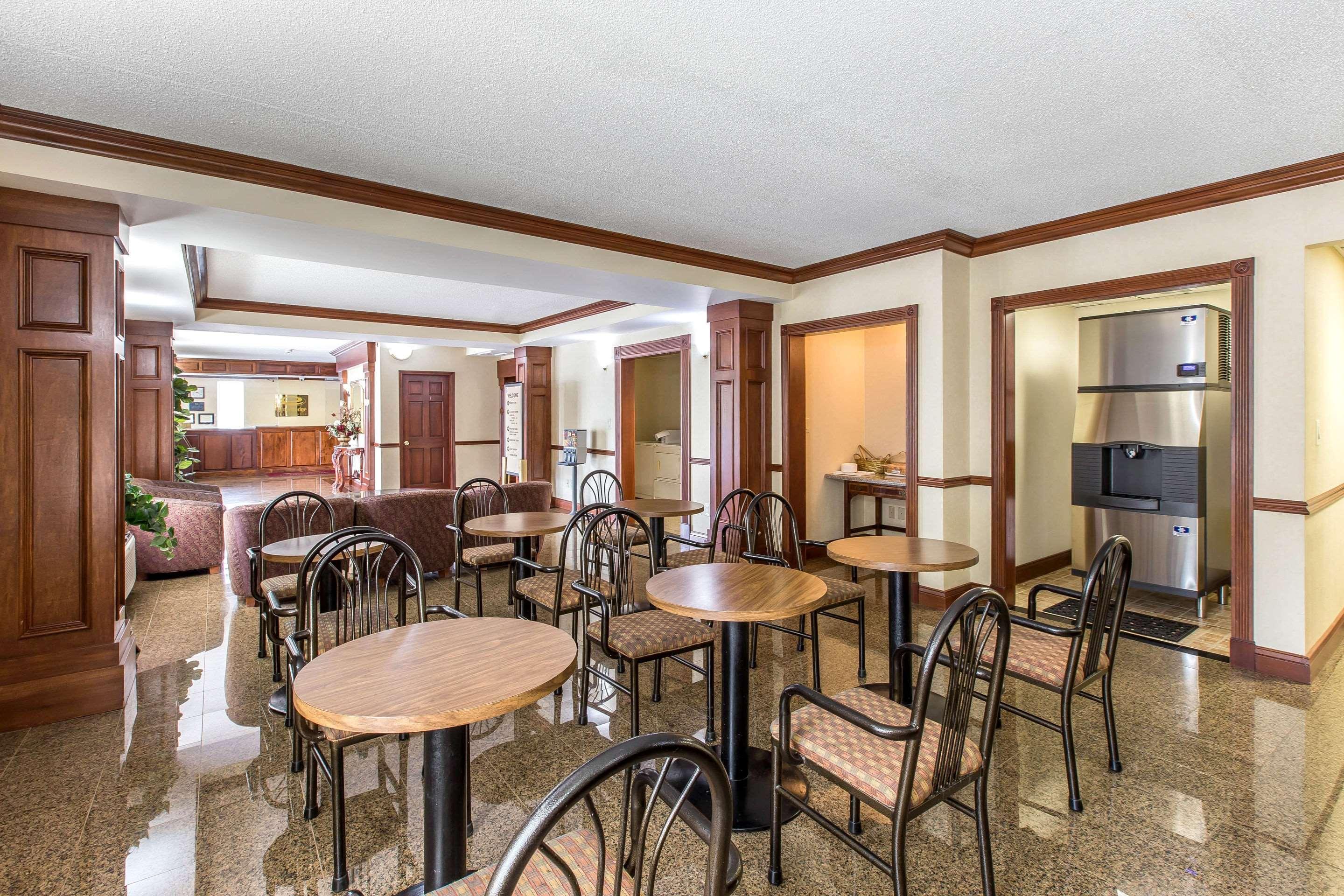 Econo Lodge At Six Flags Остелл Экстерьер фото