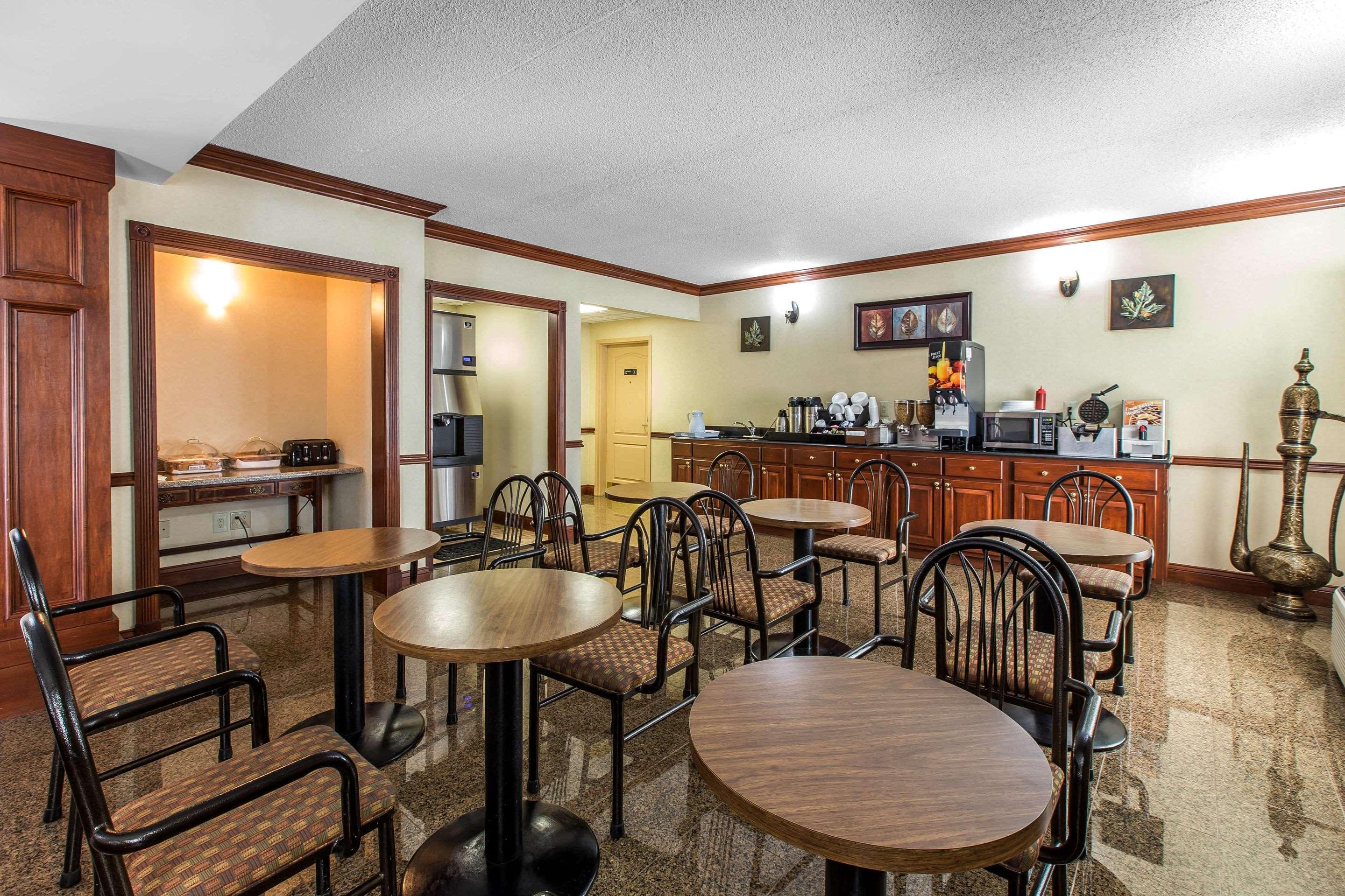 Econo Lodge At Six Flags Остелл Экстерьер фото