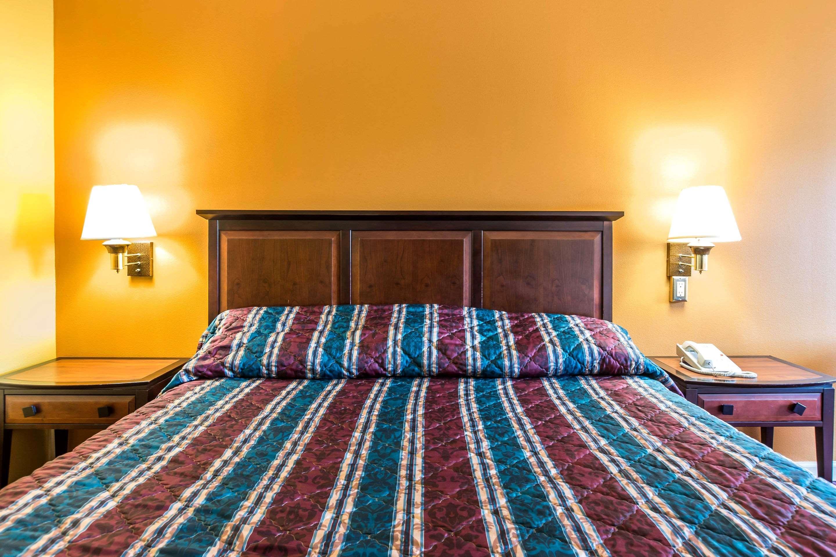 Econo Lodge At Six Flags Остелл Экстерьер фото